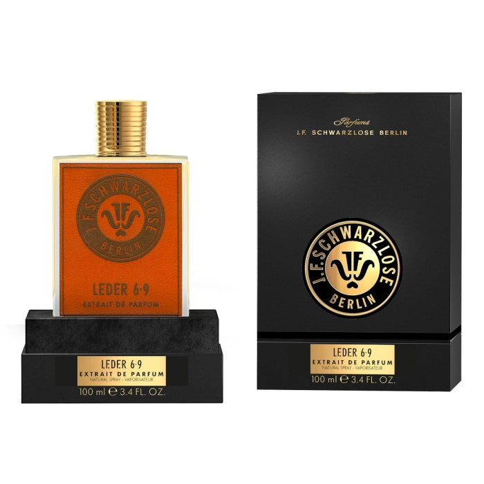 J. F. Schwarzlose Berlin - Leder 6·9 Parfumflakon mit braunem Lederetikett und goldfarbenem Verschluss neben schwarzer Verpackung
