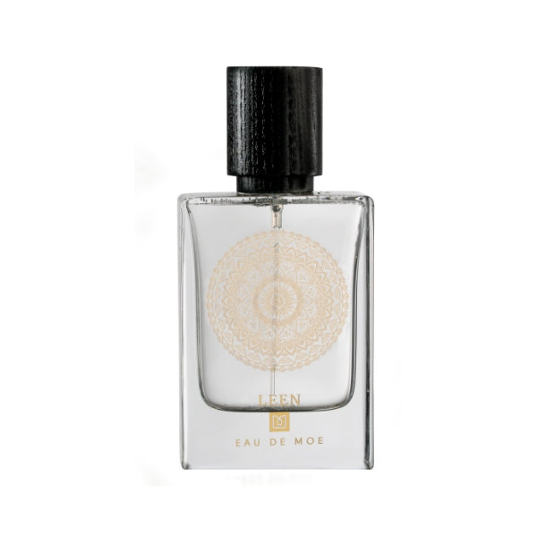Eau De Moe - Leen Parfümflakon mit filigranem Mandala in Gold und schwarzem Holzverschluss vor weißem Hintergrund