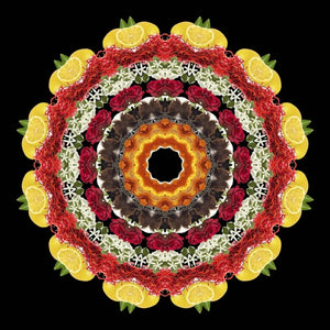 Eau De Moe - Leen Mandala aus Zitronen, roten Blüten und weißen Blumen vor schwarzem Hintergrund