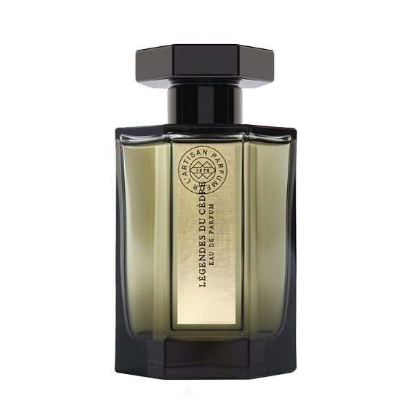 L'Artisan Parfumeur - Les Merveilles - Légendes du Cèdre eleganter Flakon mit goldfarbenem Etikett und dunklem Verschluss vor weißem Hintergrund