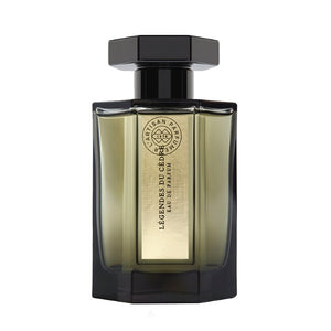 L'Artisan Parfumeur - Les Merveilles - Légendes du Cèdre eleganter Flakon mit goldfarbenem Etikett und dunklem Verschluss vor weißem Hintergrund
