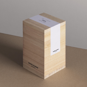 Marie Jeanne - Léon - Children's Fragrance Holzverpackung mit schlichtem weißem Etikett auf natürlichem Hintergrund