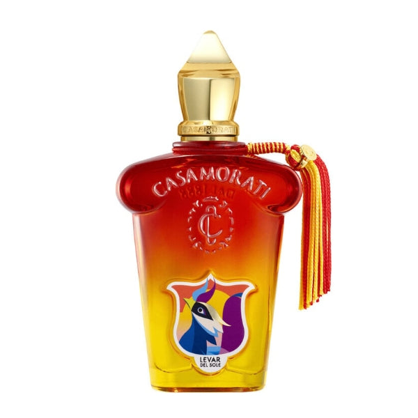 Xerjoff - Casamorati 1888 - Levar del Sole Flakon mit goldfarbenem Verschluss und farbigem Emblem vor weißem Hintergrund