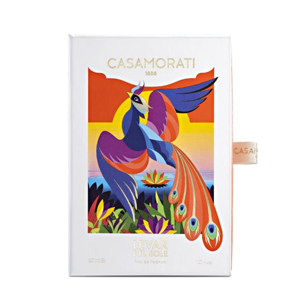 Xerjoff - Casamorati 1888 - Levar del Sole Verpackung mit farbenfrohem Pfauenmotiv vor Sonnenaufgangshintergrund aus kunstvollem Design