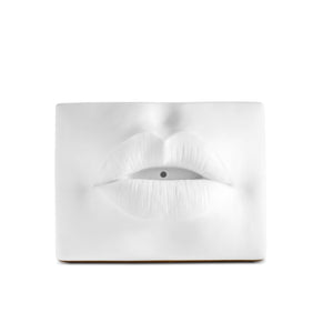 L'Objet - Lips Incense Holder eleganter Räucherstäbchenhalter aus weißem Porzellan mit Lippenmotiv in minimalistischer Form