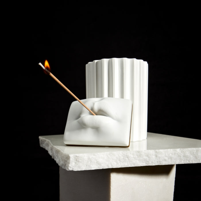 L'Objet - Lips Incense Holder Porzellanskulptur mit handgeformten Lippen als edler Räucherstäbchenhalter Weiß