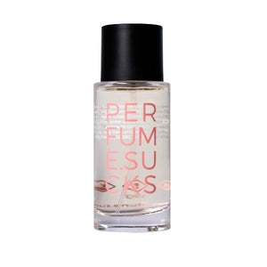 PERFUME.SUCKS - Living Coral 16-1546C klarer Flakon mit schwarzem Verschluss und korallfarbener Schrift auf weißem Hintergrund