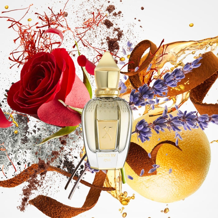 Xerjoff - Blends - Louis XV 1722 de Venoge Flakon umgeben von roten Rosen, Lavendel und Zitrusnoten vor weißem Hintergrund