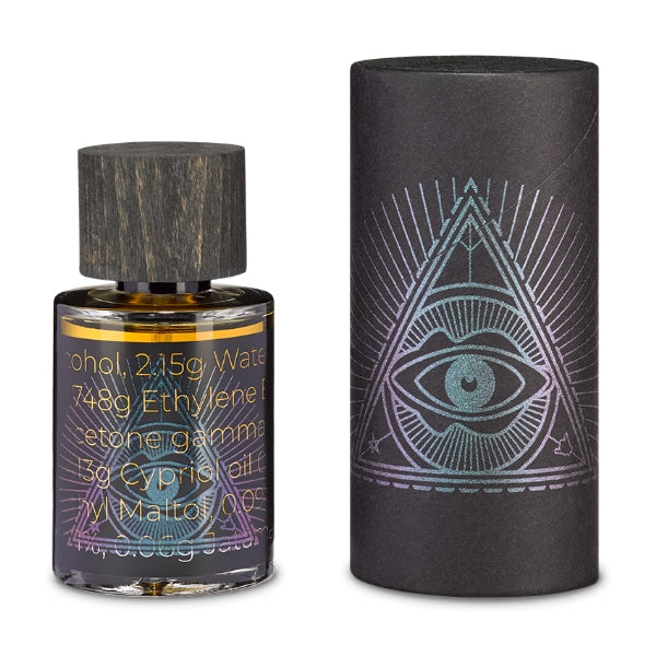 PERFUME.SUCKS - Love 6765 Flakon mit dunklem Holzverschluss und mystischem Augensymbol auf schwarzer Verpackung
