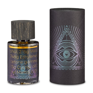 PERFUME.SUCKS - Love 6765 Flakon mit dunklem Holzverschluss und mystischem Augensymbol auf schwarzer Verpackung