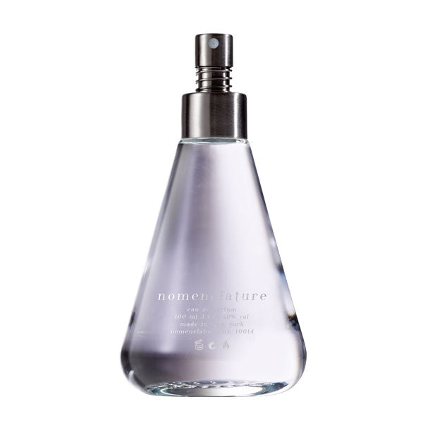 Nomenclature - lumen_esce Parfumflakon mit transparentem violettem Duft und schwarzem Zerstäuber vor weißem Hintergrund