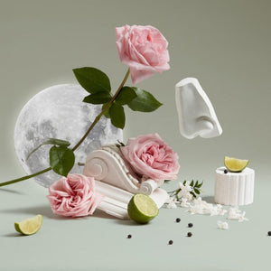 Penhaligon's - Luna - Body & Hand Lotion zeigt zarte Rosen, Limetten und Mondmotiv als Symbole für den verführerischen Duft
