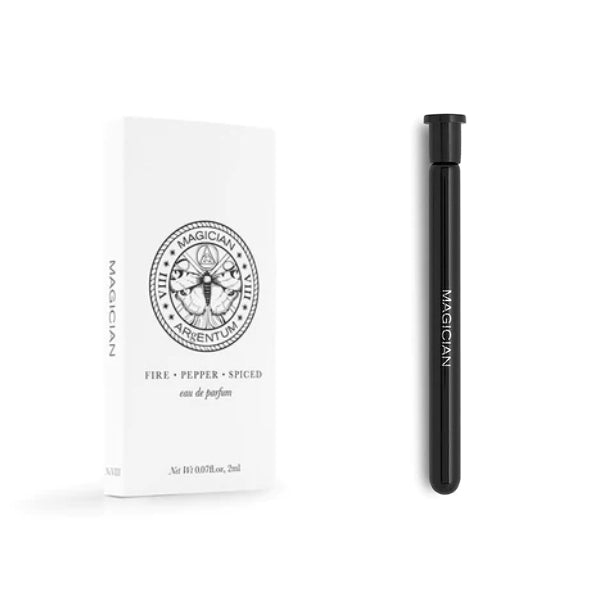 Argentum - Magician - Fire schlanker schwarzer Duftroller neben weißer Verpackung mit kreisrundem Symbol und Schriftzug