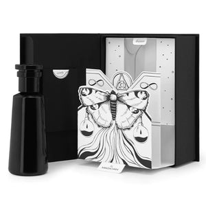 Argentum - Magician - Fire schwarzer Flakon neben geöffneter Box mit kunstvoller Schmetterlingsillustration in Schwarz-Weiß