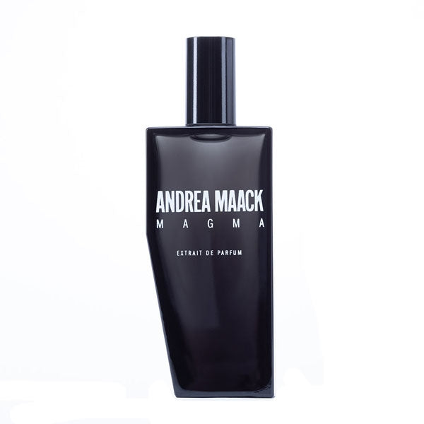 Andrea Maack Parfums - Magma Parfümflakon in elegantem Schwarz mit weißer Schrift auf weißem Hintergrund