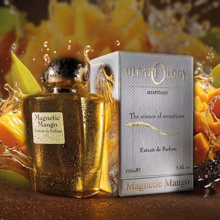 Olfattology - Magnetic Mango Parfumflakon mit goldschimmerndem Flakon und erfrischendem Mangohintergrund in Nahaufnahme