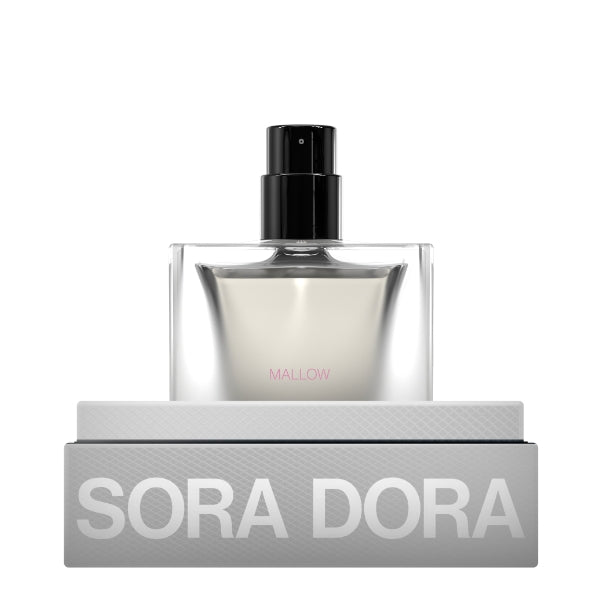 Sora Dora - White Collection - Mallow klarer Flakon mit schwarzem Sprühkopf auf dezenter, heller Verpackung