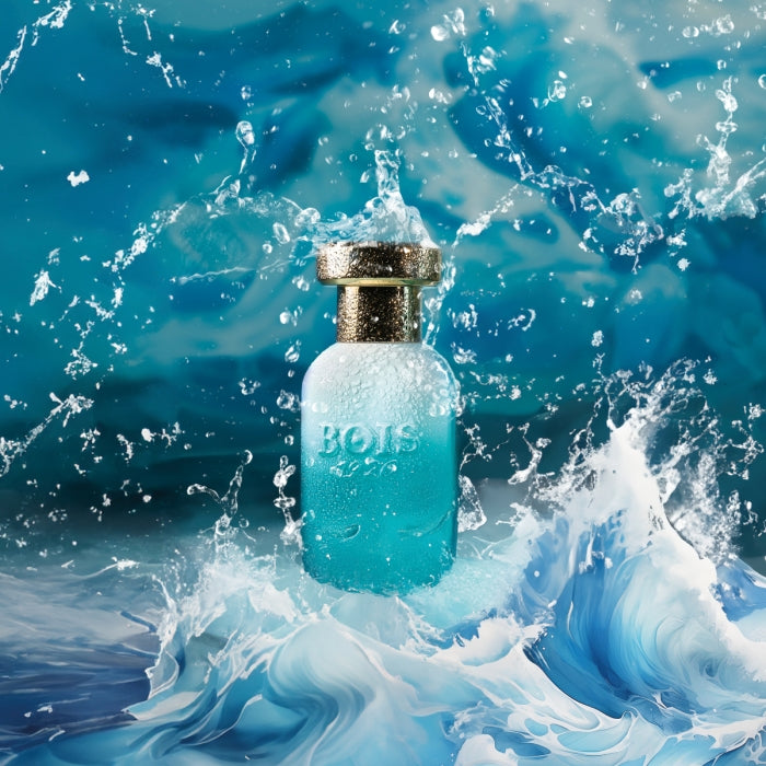 Bois 1920 - Trasparenti - Marasma Parfumflakon in Blau mit goldfarbenem Verschluss und dynamischem Wasser-Splash-Hintergrund