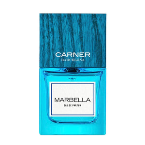 Carner Barcelona - Dream Collection - Marbella Parfumflakon in leuchtendem Blau mit Holzkappe vor weißem Hintergrund
