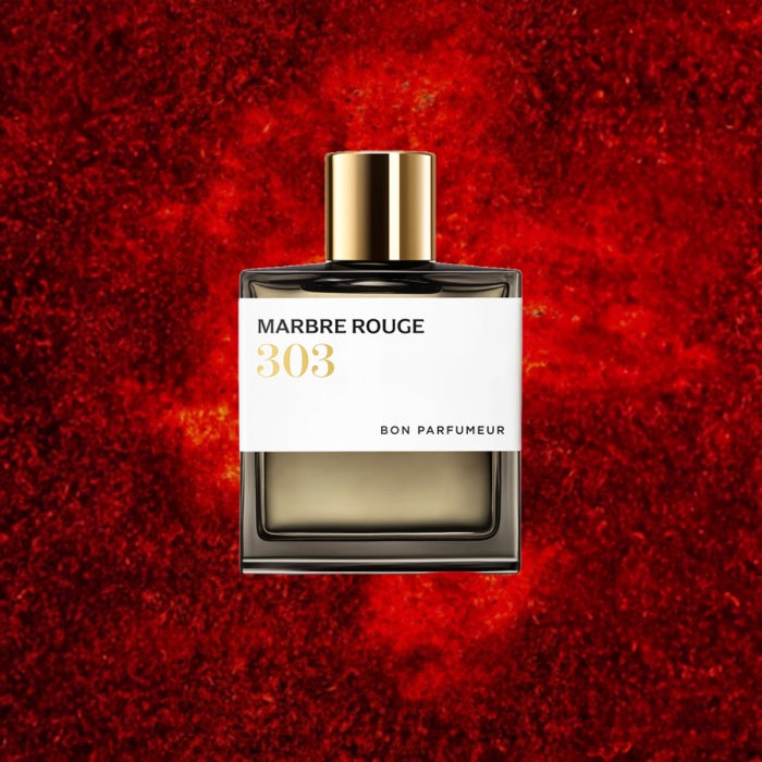 Bon Parfumeur - Les Extraits - 303 Marbre Rouge Parfumflakon mit goldenem Verschluss vor intensiv rotem Hintergrund