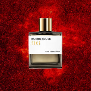 Bon Parfumeur - Les Extraits - 303 Marbre Rouge Parfumflakon mit goldenem Verschluss vor intensiv rotem Hintergrund