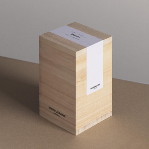 Marie Jeanne - Marcel Holzverpackung mit minimalistischem Etikett in schlichtem Design auf neutralem Untergrund