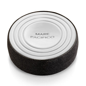 Linari - Mare Pacifico - Luxury Bar Soap mit rundem Design und geprägt eleganter Oberfläche in stilvollem Schwarz-Weiß-Kontrast
