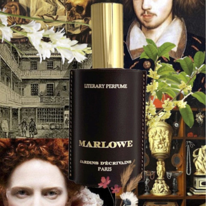 Jardins d'Écrivains - Marlowe Parfümflakon in Lederhülle mit goldfarbenem Verschluss vor literarischem Hintergrund