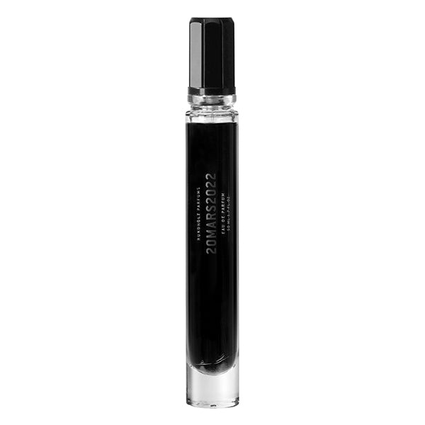 Rundholz Parfums - 20MARS2022 edler schwarzer Parfumflakon mit klarer Glasbasis und schwarzem Verschluss vor weißem Hintergrund