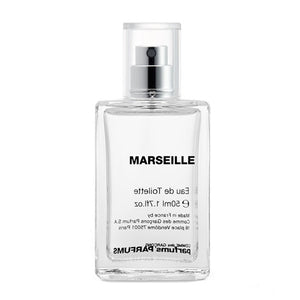 Comme des Garçons - Marseille klarer Parfumzerstäuber mit schlichtem Design und silbernem Sprühkopf vor weißem Hintergrund