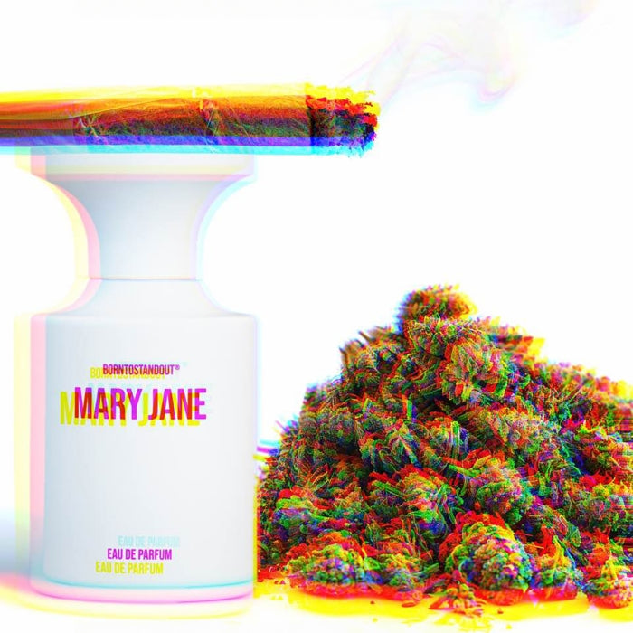 BORNTOSTANDOUT - Mary Jane Parfumflakon in weiß mit buntem Schriftzug neben lockerem Cannabis in kreativer Verzerrung