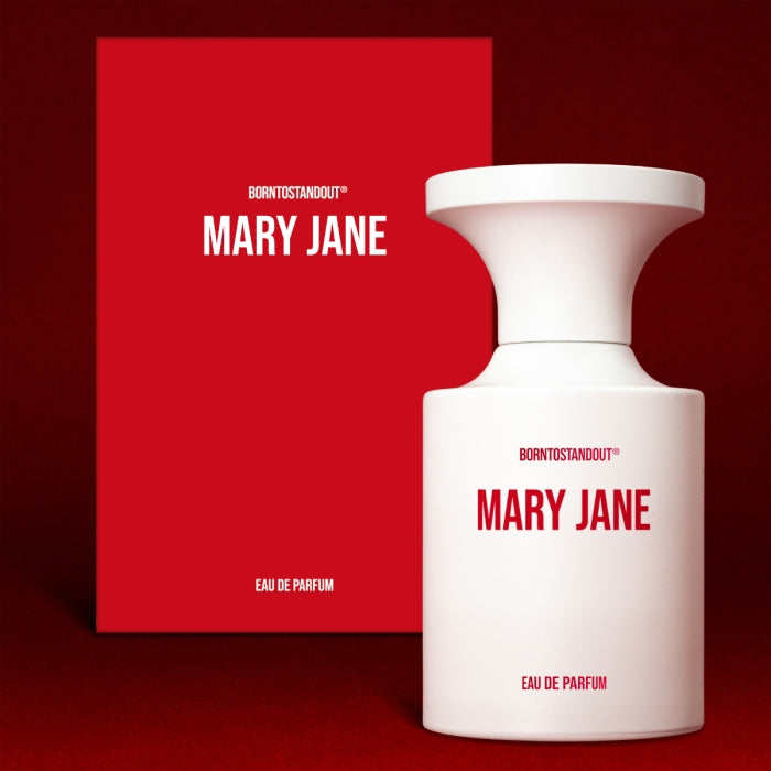 BORNTOSTANDOUT - Mary Jane Parfumflakon in weiß mit markant rotem Schriftzug vor tiefrotem Hintergrund