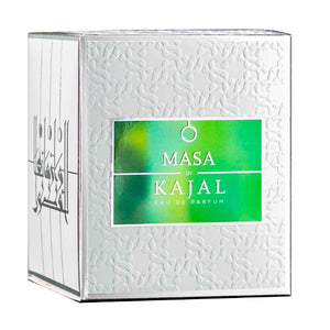 Kajal - Masa zeigt weiße Verpackung mit geprägt floralem Muster und grünem Label vor weißem Hintergrund