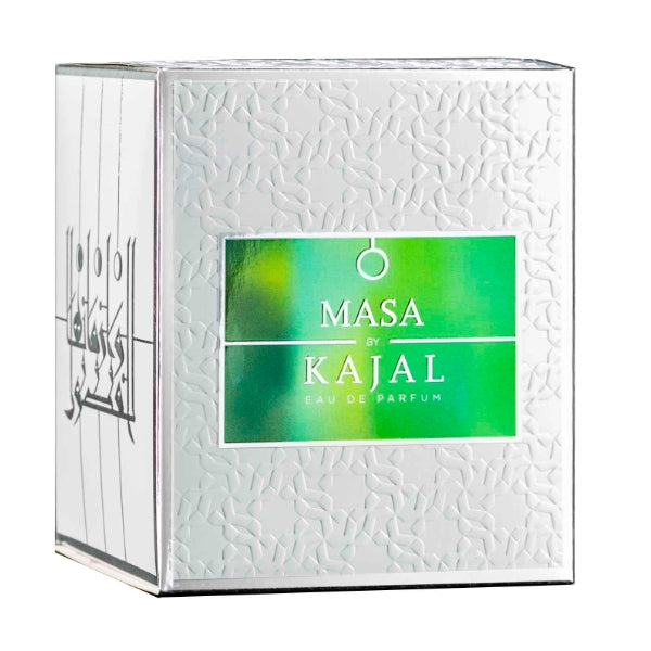 Kajal - Masa zeigt weiße Verpackung mit geprägt floralem Muster und grünem Label vor weißem Hintergrund