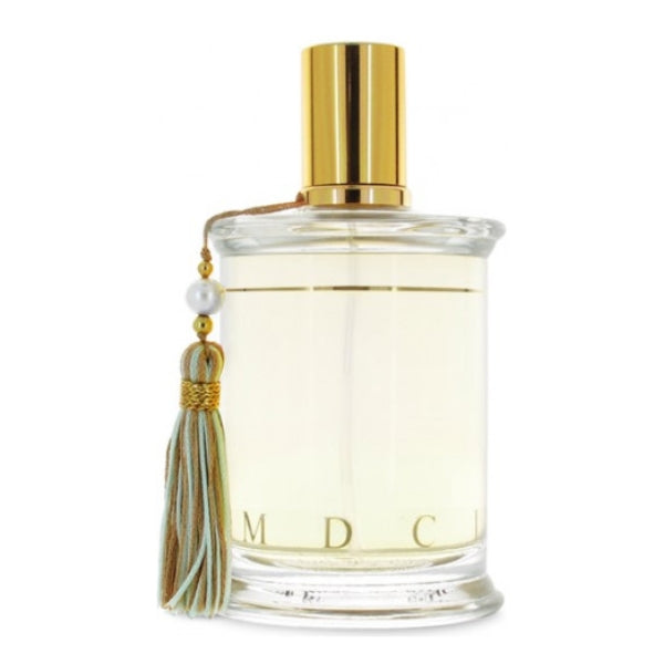 Parfums MDCI Paris - Un Cœur en Mai Flakon mit goldenem Verschluss und dekorativem Quastenanhänger vor hellem Hintergrund