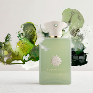 Amouage - Renaissance Collection - Meander grüner Flakon mit elfenbeinfarbener Kappe vor künstlerischem grünem Hintergrund