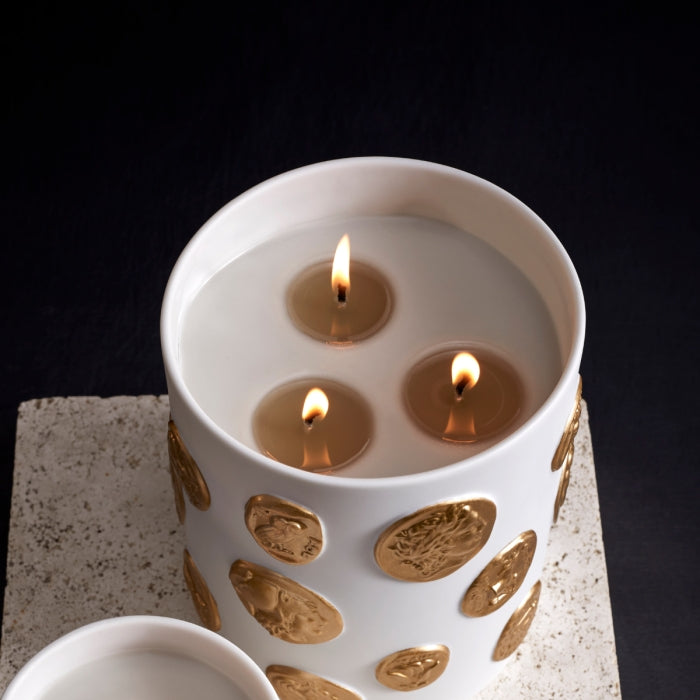 L'Objet - Médaille Candle - 3 Wick elegante Kerze aus weißem Biskuitporzellan mit goldenen Münzreliefs und drei Dochten