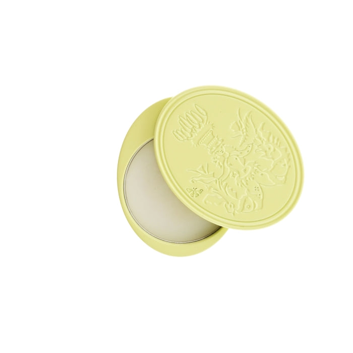 Carthusia - Mediterraneo - Creme Parfum in hellem, rundem Dosenbehälter mit floraler Prägung auf weißem Hintergrund