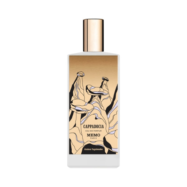 Memo Paris - Cappadocia Parfumflakon mit goldfarbenem Verschluss und abstraktem Wüstenmotiv auf beigem Hintergrund