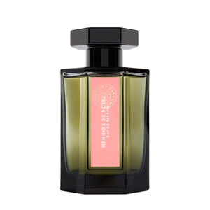 L'Artisan Parfumeur - La Collection - Mémoire de Roses Parfumflakon mit grünlich-transparentem Glas und rosafarbenem Etikett vor weißem Hintergrund