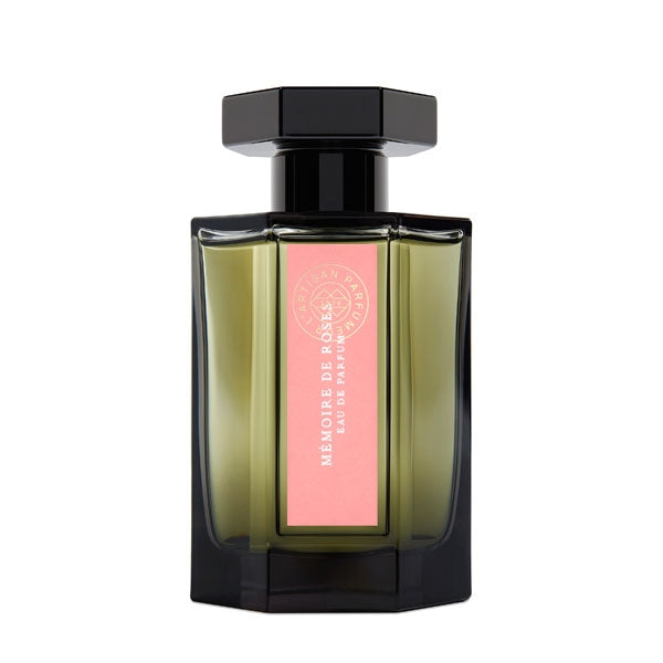 L'Artisan Parfumeur - La Collection - Mémoire de Roses Parfumflakon mit grünlich-transparentem Glas und rosafarbenem Etikett vor weißem Hintergrund