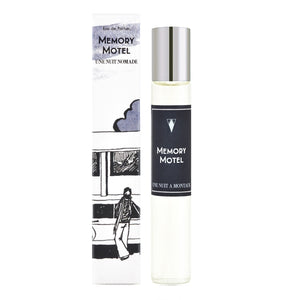 Une Nuit Nomade - Une Nuit a Montauk - Memory Motel Parfumflakon mit stilvollem schwarzem Etikett und silberner Kappe vor weißem Hintergrund