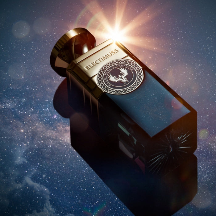 Electimuss - Mercurial Cashmere Flakon mit glänzendem Verschluss in kosmischer Szene mit funkelndem Lichtspiel