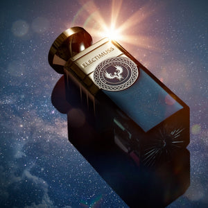 Electimuss - Mercurial Cashmere Flakon mit glänzendem Verschluss in kosmischer Szene mit funkelndem Lichtspiel