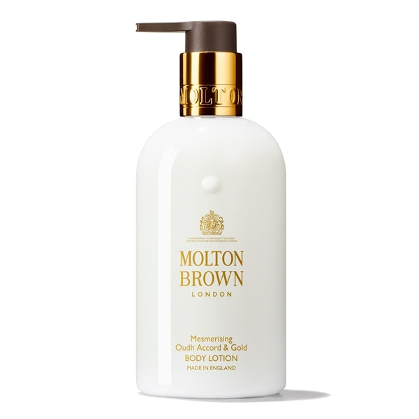 Molton Brown - Mesmerising Oudh Accord & Gold Body Lotion in elegantem weißem Spender mit goldfarbenem Pumpspender