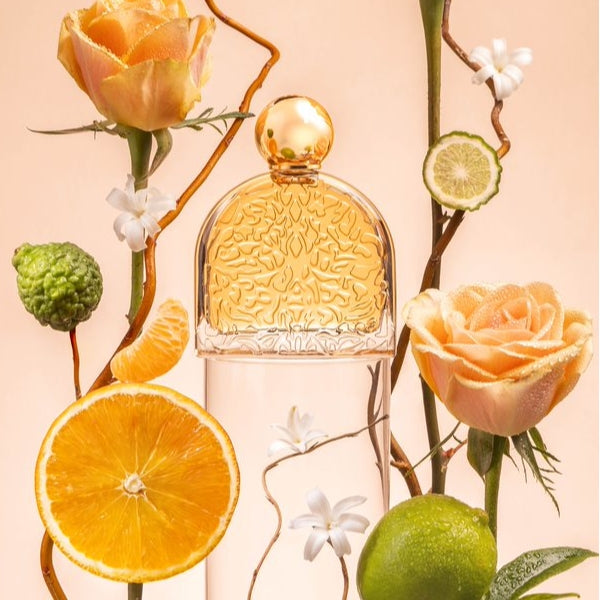 Micallef - The Secrets of Love Collection - Ô Féminin Flakon mit floralen und fruchtigen Elementen auf hellem Hintergrund
