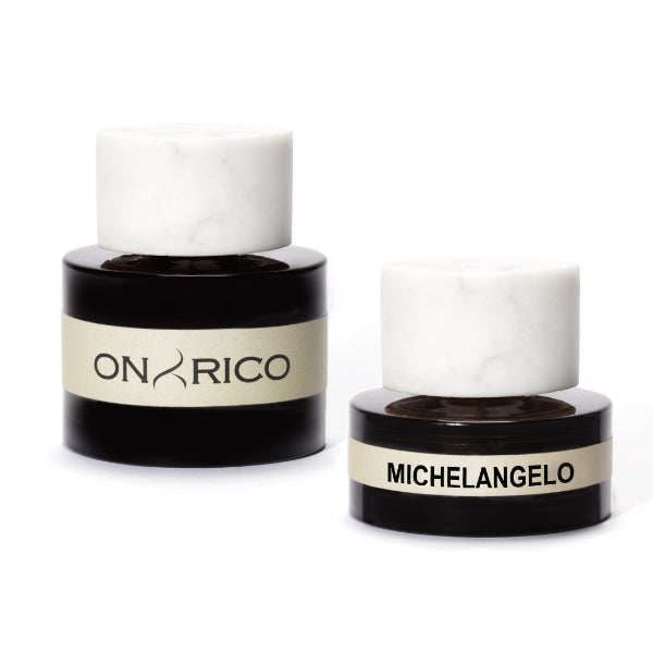 Onyrico - Michelangelo Parfümflakon in dunklem Glas mit weißem Marmorverschluss und schlichter Beschriftung
