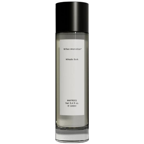 Mihan Aromatics - Mikado Bark zeigt schlichten Flakon mit schwarzem Verschluss und minimalistischem weißen Etikett