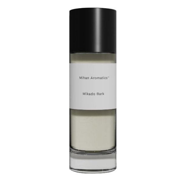 Mihan Aromatics - Mikado Bark zeigt schlichten klaren Flakon mit schwarzem Deckel und minimalistischem weißen Etikett