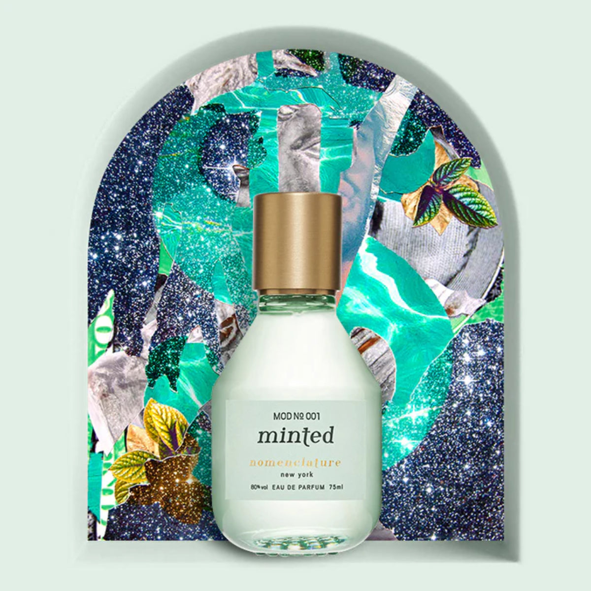 Nomenclature - minted Parfumflakon mit mattem milchigem Glas und goldfarbenem Verschluss vor künstlerischem Hintergrund